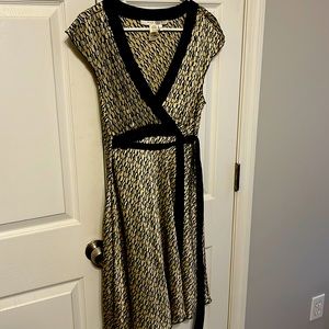 Max Studio Silk Black & Tan print dress sz LP